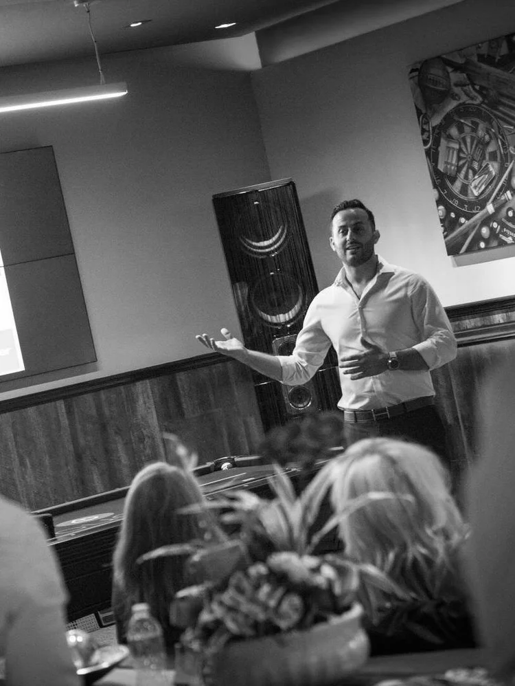 Ali Horuz speaking to an audience
